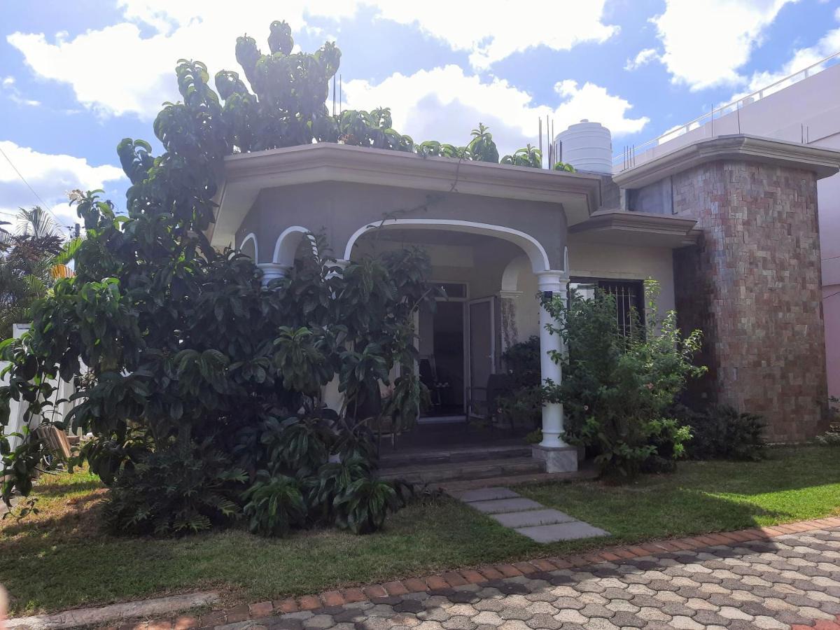 Cardamon Villa Is A 2 Bedroom With 1 Bathroom And Seperate Toilet Detached House With Ac And Swimming Pool , 5 Minutes Walk From Flic En Flac Public Beach Dış mekan fotoğraf