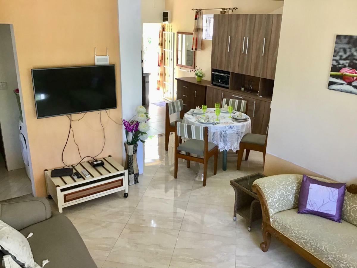 Cardamon Villa Is A 2 Bedroom With 1 Bathroom And Seperate Toilet Detached House With Ac And Swimming Pool , 5 Minutes Walk From Flic En Flac Public Beach Dış mekan fotoğraf