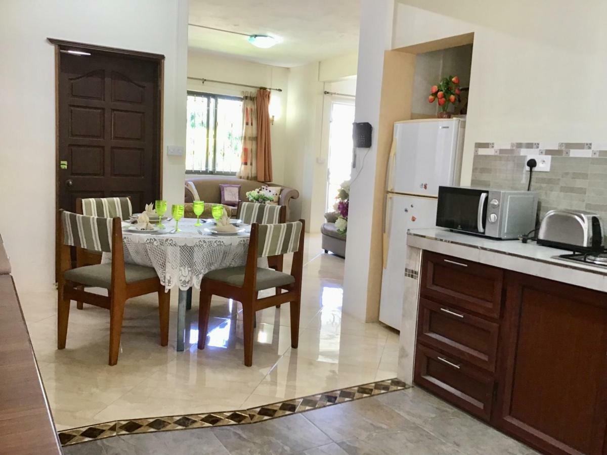 Cardamon Villa Is A 2 Bedroom With 1 Bathroom And Seperate Toilet Detached House With Ac And Swimming Pool , 5 Minutes Walk From Flic En Flac Public Beach Dış mekan fotoğraf