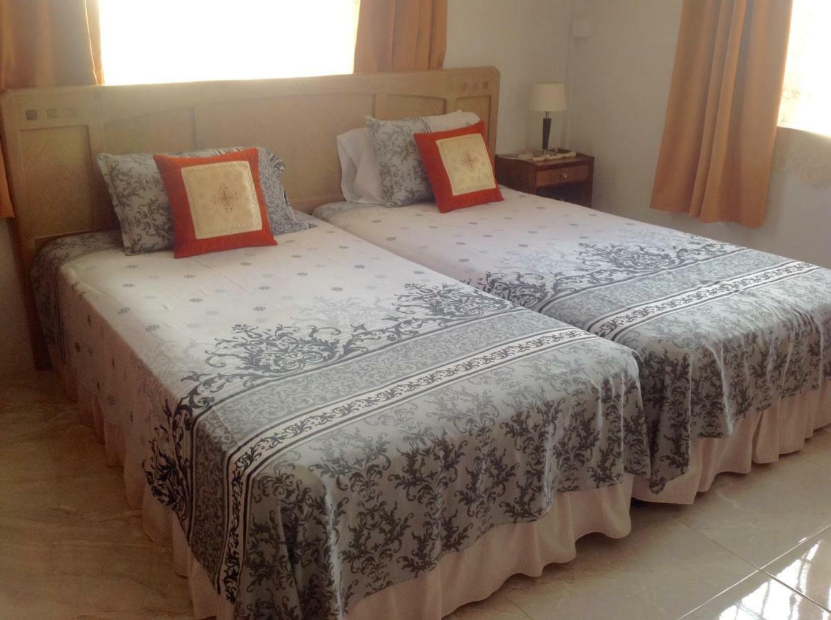 Cardamon Villa Is A 2 Bedroom With 1 Bathroom And Seperate Toilet Detached House With Ac And Swimming Pool , 5 Minutes Walk From Flic En Flac Public Beach Dış mekan fotoğraf